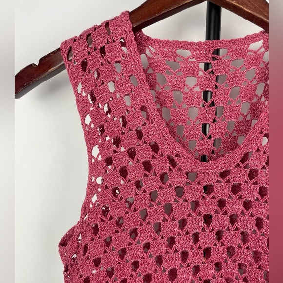 Red Cerise Crochet Sleeveless Tank Blouse - Picture 2 of 4